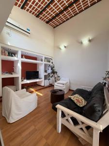 a living room with a couch and chairs in a room at Casa 2 hab, cerca del centro y costanera in Gualeguaychú