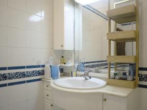 a bathroom with a sink and a mirror at Humen apartamento T2 in Tavira