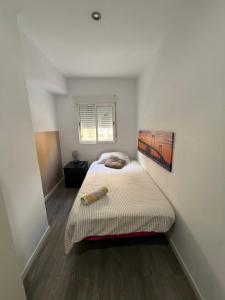 a small bedroom with a bed in the corner at Avenue Rooms in Valencia +14 photos