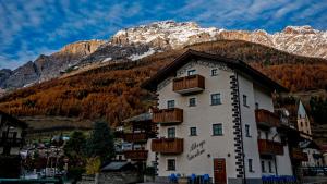Nespecifikovaný výhled na hory nebo výhled na hory při pohledu z hotelu