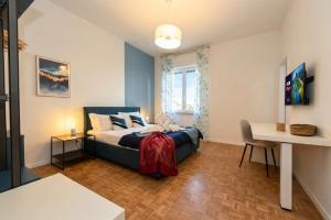 a bedroom with a bed and a desk in a room at Desenzanoloft Garda Golden Sunrise official partner Homes and Villas By Marriott Bonvoy in Desenzano del Garda