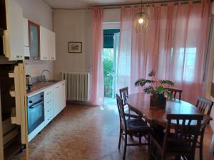 a kitchen and dining room with a table and chairs at Hotel Villa Pagoda in Sirmione