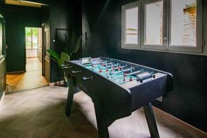 a large black billiard table in a room at Charmant appartement - L'émeraude in Fontenay-le-Comte +2 photos
