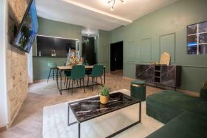 a living room with a couch and a table at Charmant appartement - L'émeraude in Fontenay-le-Comte