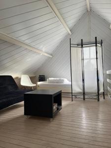 a living room with a bed and a table at Eilantgeluk in Oudesluis +33 photos