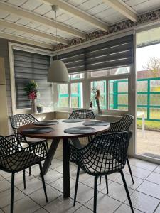 a kitchen with a table and chairs in a room at Eilantgeluk in Oudesluis