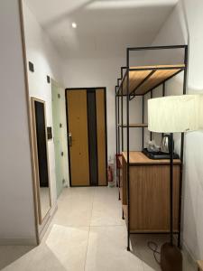 a room with a bunk bed and a desk with a lamp at نزل عطيف - وصول ذاتي in Al Kharābah
