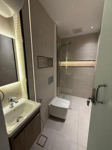 a bathroom with a toilet and a sink and a shower at نزل عطيف - وصول ذاتي in Al Kharābah +6 photos
