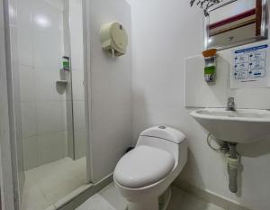 a bathroom with a toilet and a sink at Hostal Kumbaya in Santa Marta