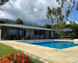 a house with a swimming pool in the yard at Finca Campestre en el Lago Calima "Doña Ime" in Calimita
