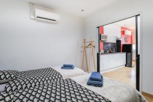 two beds sitting next to each other in a room at Cityscape in Arras