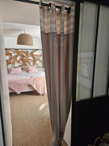 a door leading to a bedroom with a bed at Maison du bonheur in Seur