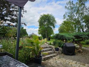 a garden with a bunch of plants and stairs at Maison du bonheur in Seur