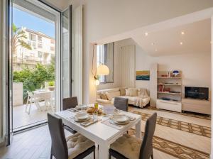 a living room with a white table and chairs at Lemon Tree House in Bari