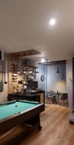 ein Wohnzimmer mit einem Billardtisch darin in der Unterkunft Maison Tres with Dipping Pool, billiards, airhockey, videoke and netflix and chill in Antipolo