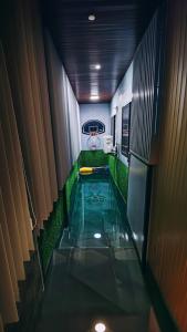 ein Flur mit einem Schwimmbad in einem Zimmer in der Unterkunft Maison Tres with Dipping Pool, billiards, airhockey, videoke and netflix and chill in Antipolo