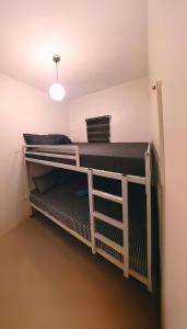 ein Zimmer mit einem Etagenbett in einem Zimmer in der Unterkunft Maison Tres with Dipping Pool, billiards, airhockey, videoke and netflix and chill in Antipolo + 69 Fotos