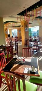 a dining room with a table and chairs in a restaurant at Hotel Enterprise Inn Poliforum in León