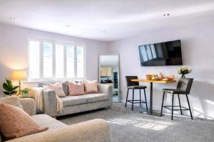a living room with a couch and a table at Cathedral Coach House - Lichfield in Lichfield