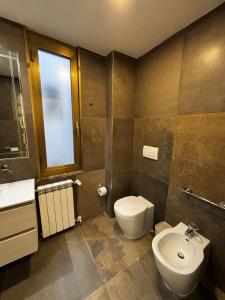 a bathroom with a toilet and a sink at Grazioso Appartamento Ostia Roma in Lido di Ostia