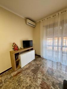 an empty living room with a television and a tvicterictericter at Grazioso Appartamento Ostia Roma in Lido di Ostia