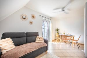 a living room with a couch and a table at Gîte Bretzel et Grappe in Ingersheim