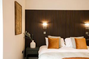 a bedroom with a bed with orange and white pillows at Lovely Studio Flat on Bath Road - Flat 8 in Bristol