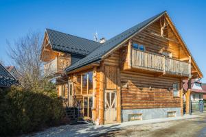 a large wooden house with a gambrel roof at Chata u Szymczaka in Łopuszna