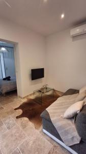 a bedroom with a bed and a tv on the wall at Maisonnette zen - Parking Gratuit in Avignon