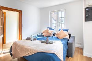 a bedroom with a large bed with blue sheets at Gîte Bretzel et Grappe in Ingersheim