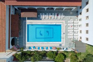 an overhead view of a swimming pool in a building at on the STRIP-Studio 1 in Kavos