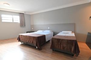 sypialnia z dwoma łóżkami i oknem w obiekcie Hotel PrimeInn Excelente Custo Benefício e Taxas de Estacionamento Isentas w mieście Campinas