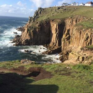 a view of the ocean and a rocky cliff at Trezise Cottage in Penzance