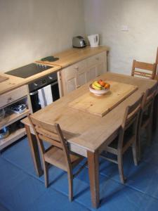 einen Holztisch mit einer Obstschale darauf in der Unterkunft Trezise Cottage in Penzance