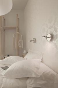 Postel nebo postele na pokoji v ubytování Nu Hotel