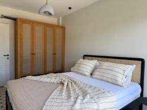 a bedroom with a bed with white blankets and pillows at Kırmızı Bağ Resort in Kuscular