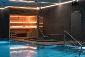 a bathroom with a swimming pool and a shower at Hotel Reśliński in Grodzisk Wielkopolski +92 photos