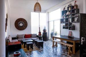 ein Wohnzimmer mit Sofa und Tisch in der Unterkunft Ims'Chill Hotel in Imsouane
