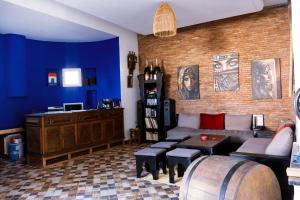 ein Wohnzimmer mit einer Couch und einer blauen Wand in der Unterkunft Ims'Chill Hotel in Imsouane