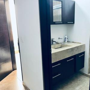 a bathroom with a sink and a counter at Cuarto con linda vista in Hércules