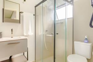 a bathroom with a shower and a toilet and a sink at Studio IV Jundiaí - Com Ar Condicionado in Jundiaí +21 photos