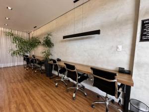 a conference room with a long table and chairs at Studio completo com charme em ótima localização! in Juiz de Fora +21 photos