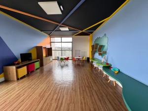 a room with a room with colorful walls and wooden floors at Studio completo com charme em ótima localização! in Juiz de Fora