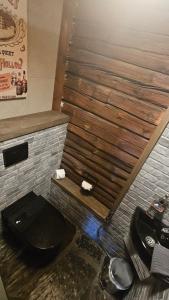 a bathroom with a black toilet and a sink at Mökki järven rannalla, Matkailukartano Kivennapa in Pieksänkoski +20 photos