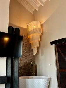 ein Kronleuchter, der in einem Zimmer von der Decke hängt in der Unterkunft Suites Campestres Montebello in Bernal