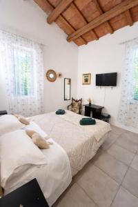 two beds in a room with white walls and windows at LA CASA DI GIADA - uscita autostrada di Imola - self check in - parcheggio privato in Imola +20 photos