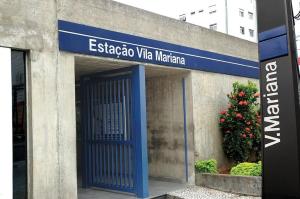 a entrance to a building with a blue door at Albergue da Vila Mariana in São Paulo