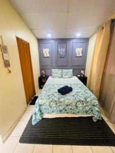 a bedroom with a bed with a blue comforter at Sunzal Bungalow Aloha in El Sunzal