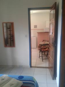 een kamer met een deur naar een kamer met een tafel bij Flores de Búzios Suítes in Búzios