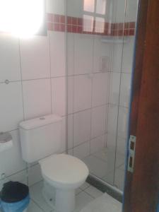 een badkamer met toilet en glazen douche bij Flores de Búzios Suítes in Búzios +40 foto's